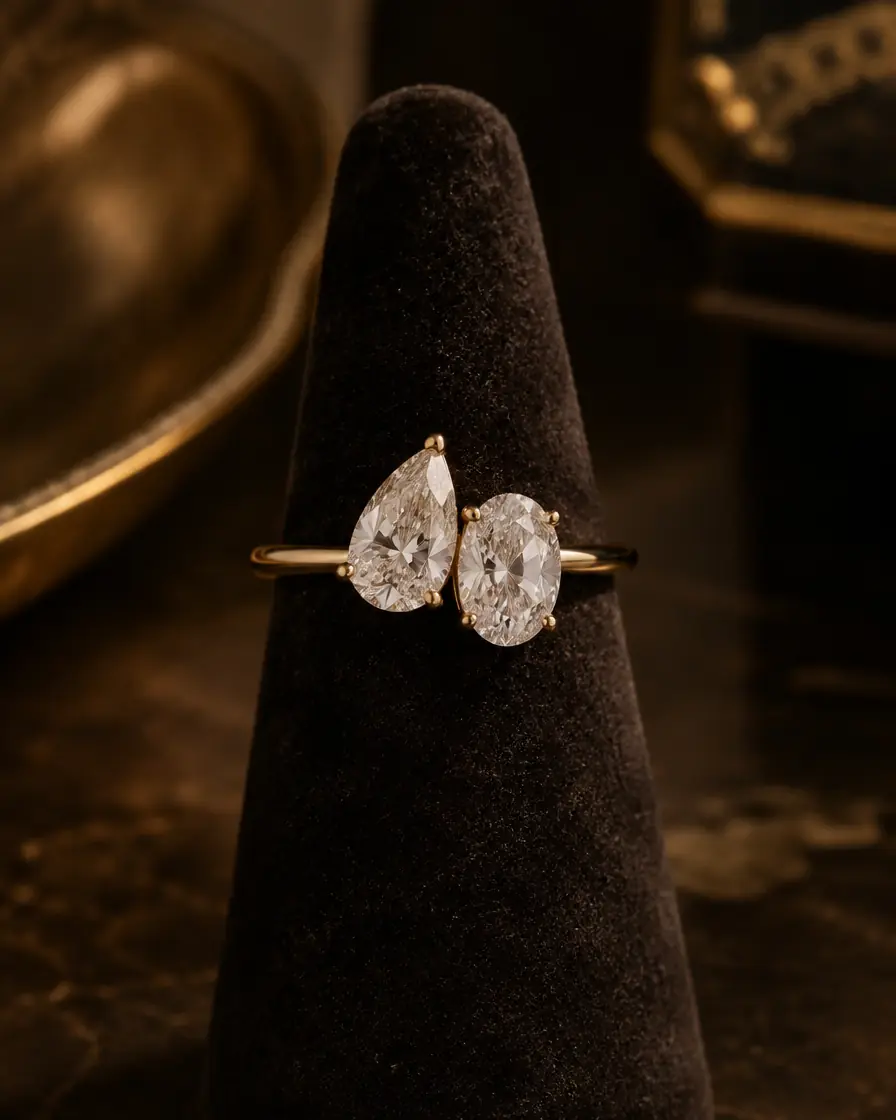 A toi et moi ring with a pear diamond and an oval diamond on a yellow gold band